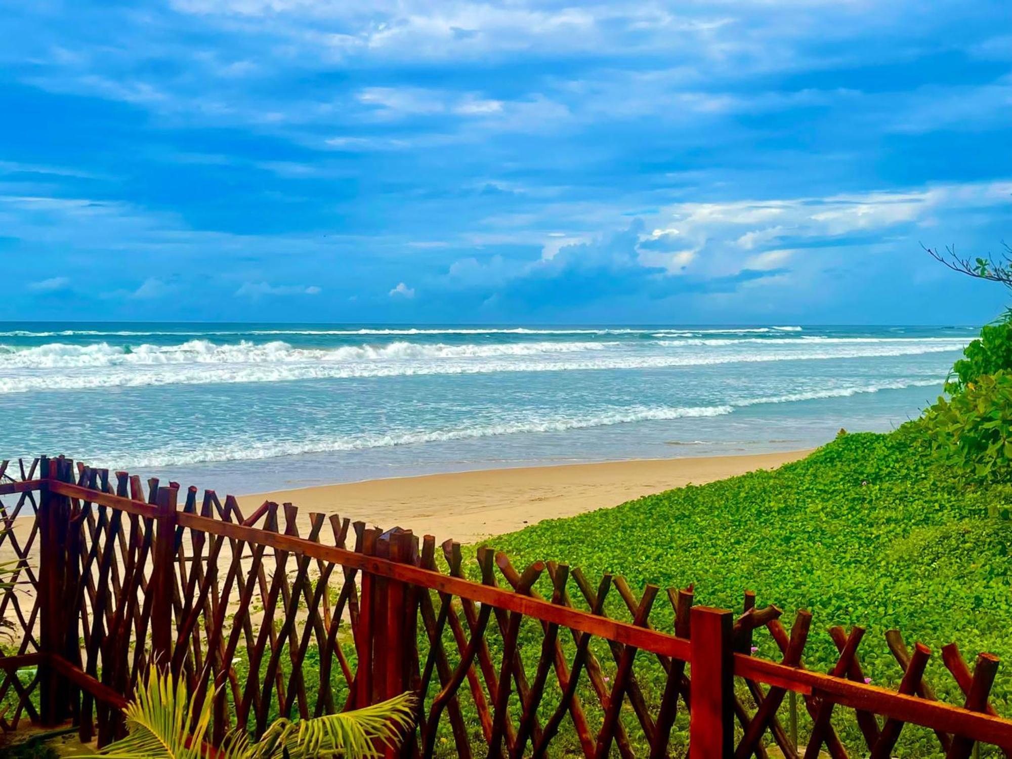 Amaya Beach Hotel Dikwella Exterior photo